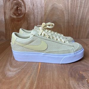 Nike Blazer Low Platform ESS Womens size 7 Woven Fossil Rare Colorway